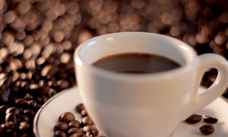 šoljica kafe i zna kafe oko nje