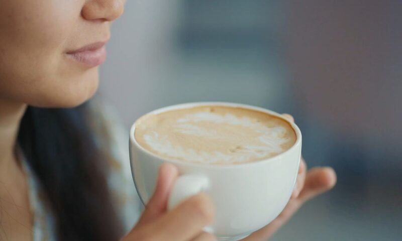 devojka pije kafu sa mlekom