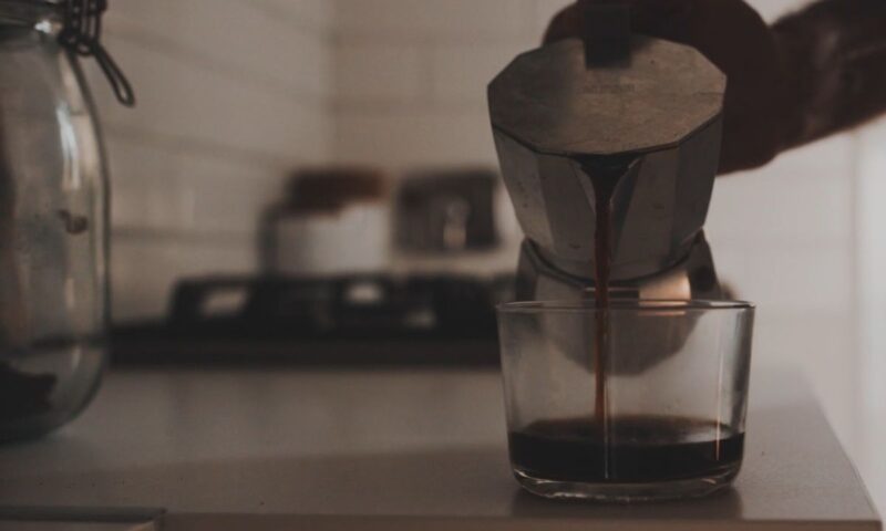 muška osoba priprema moka kafu